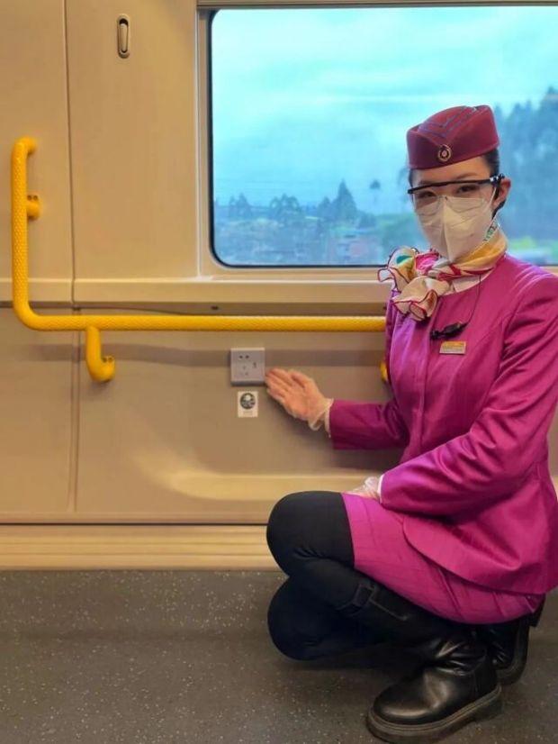 火车上手机没电可以去软卧充电么,在火车上手机怎么充电