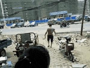 妹子注意点吧，你这姿势太不雅观了，在公共场合还是收敛点吧。