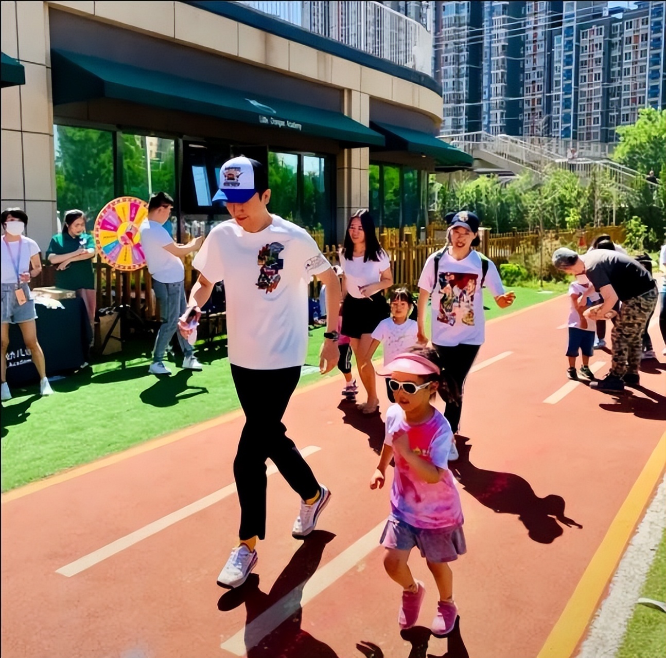 央视主持人杨帆：娶初念女友，如今家庭事业双丰收，他有何魅力？