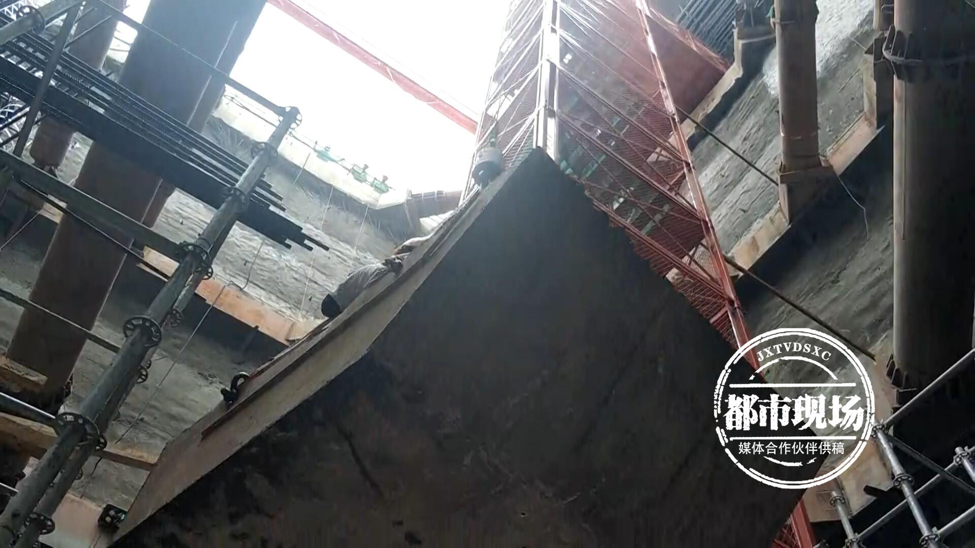 男子高空坠落钢筋贯穿颈部,高空坠落钢筋刺穿心脏