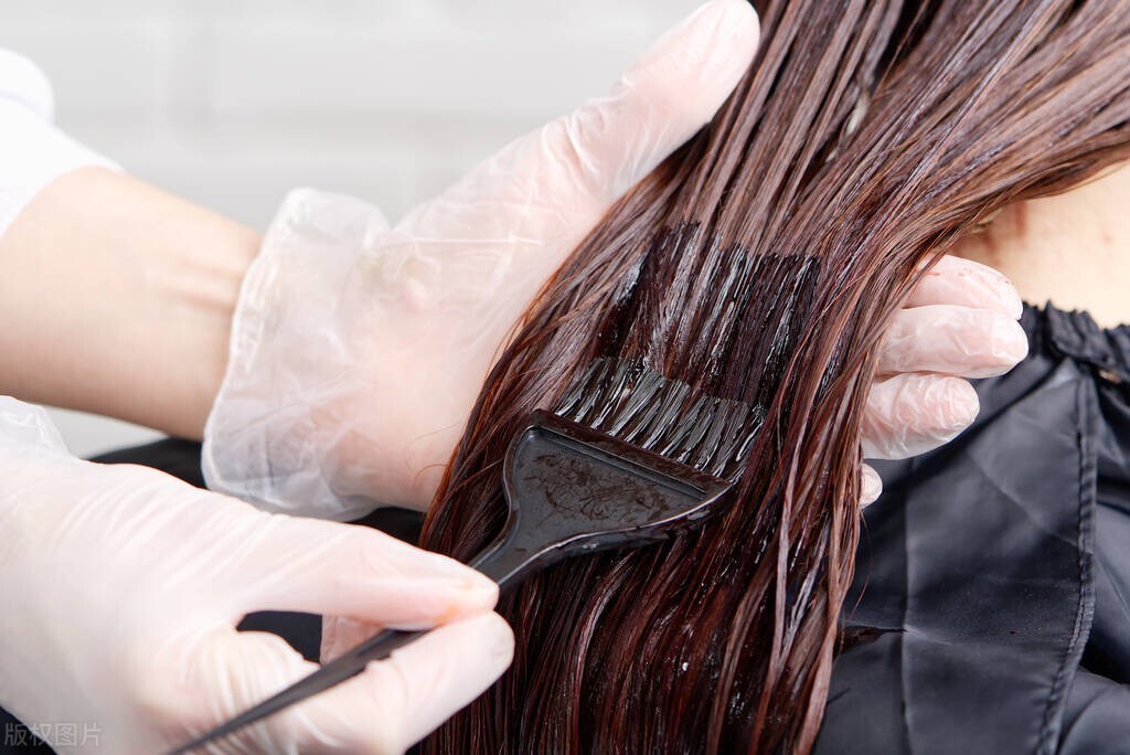 染发膏沾到皮肤上怎么去除小苏打,赛斯罗林染发膏沾皮肤上会变色吗