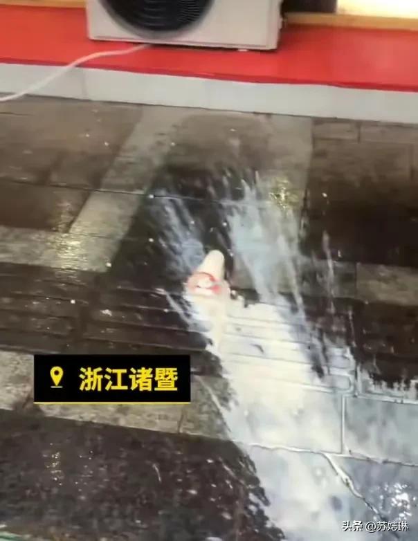 骑手怒砸奶茶,骑手买70杯奶茶在店门口砸