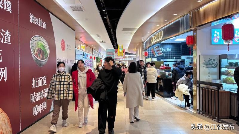 春节期间，探访城区各大商场：吃喝娱乐“火”翻天四大商场人气旺