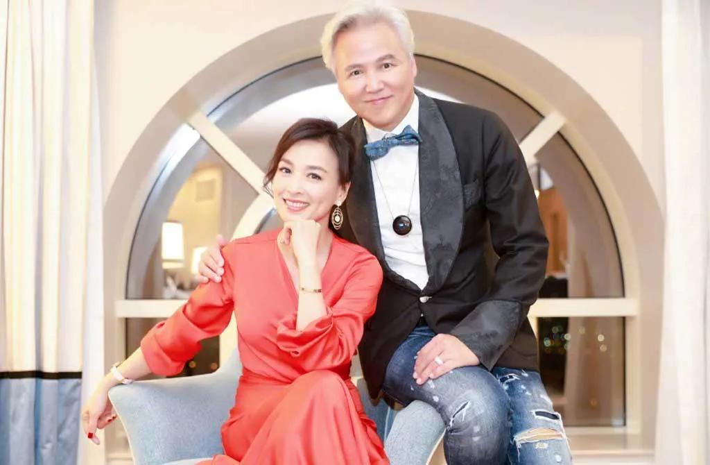 下跪替老公庆生，51岁冻龄美魔女这次也翻车了？