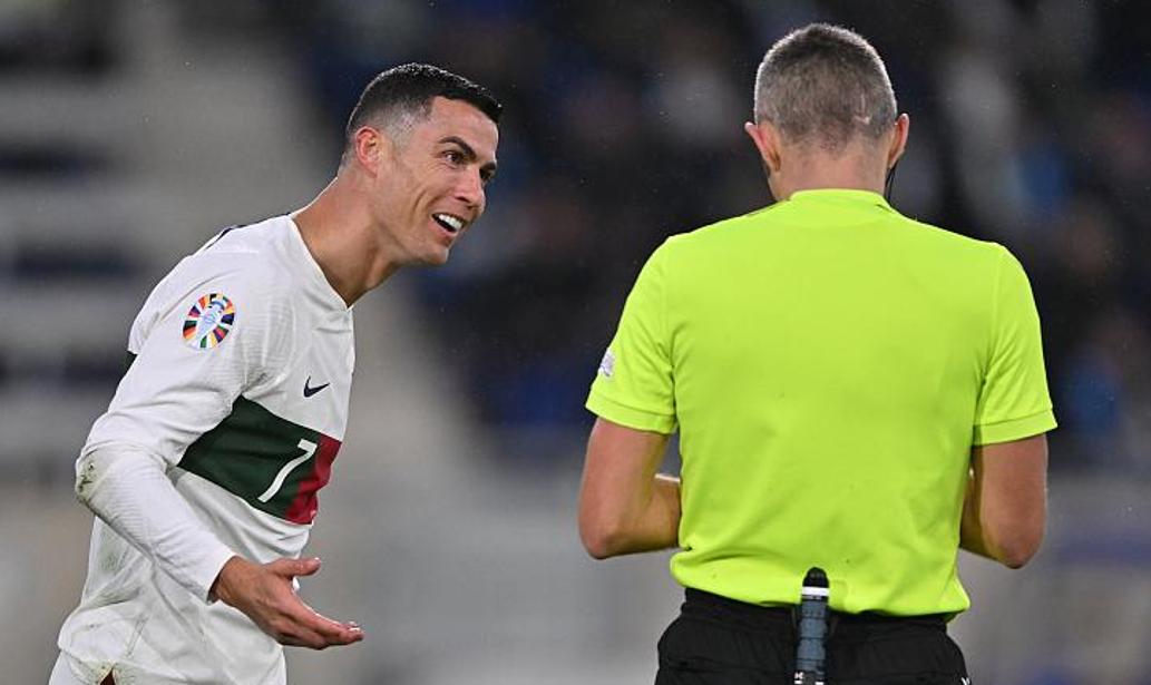 c罗被空气绊倒,c罗被绊倒站起来叉腰