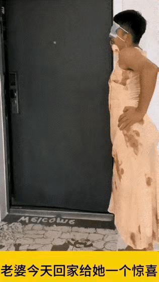 女孩子看起来外表美丽，其实裤袜已经掉到大腿根了！哈哈哈