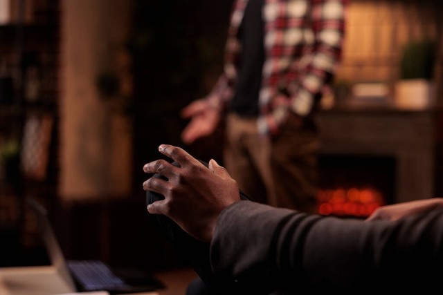 女友23岁我是她的初恋，发现她网聊暧昧，我爱她，还适合结婚吗？