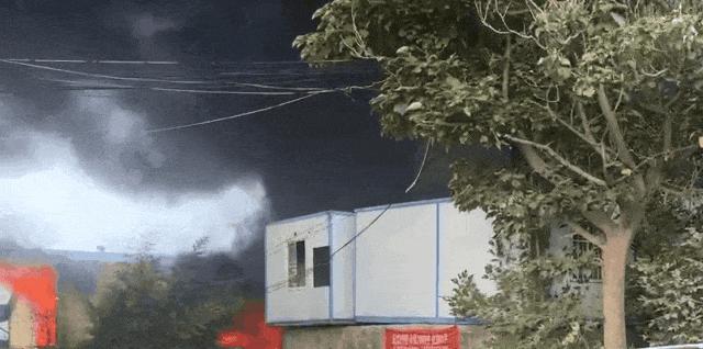 家中聚餐厨房突然爆炸,在吃饭时爆炸的尴尬瞬间