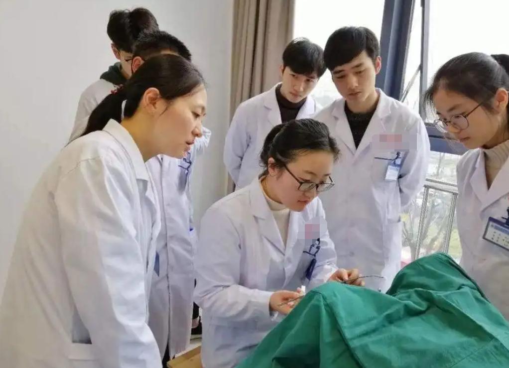 工龄越长越吃香的专业,可以干到退休的五个铁饭碗专业