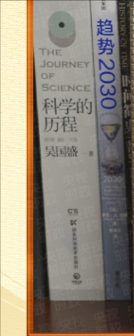 大大的书架上摆满各式书籍英语,大大的书架