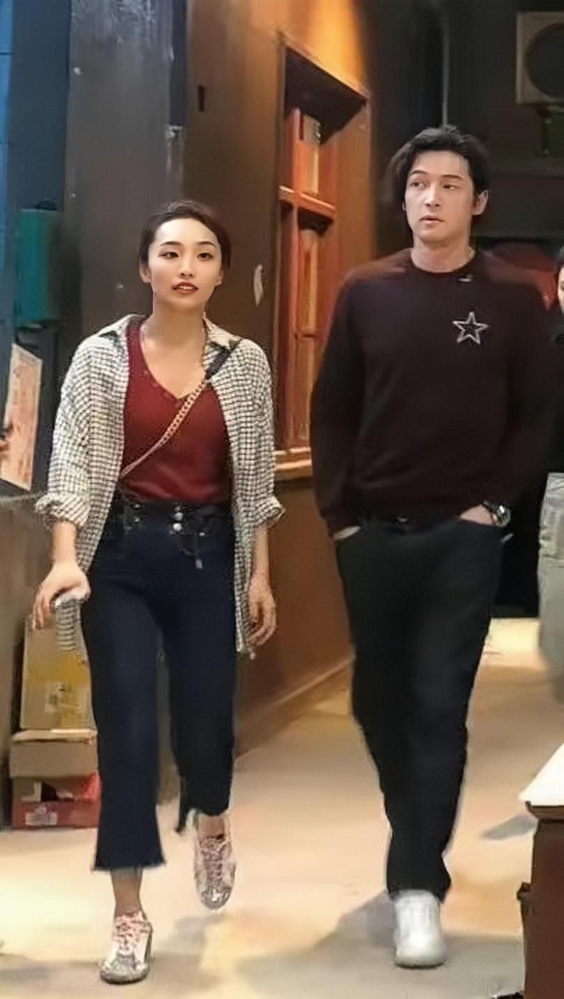 胡歌妻子黄曦宁个人资料年龄,胡歌和妻子黄曦宁近照