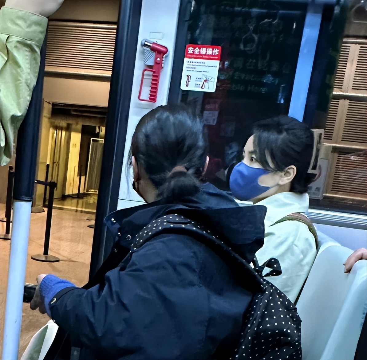 王菲和谢霆锋现身机场,王菲与谢霆锋现身机场