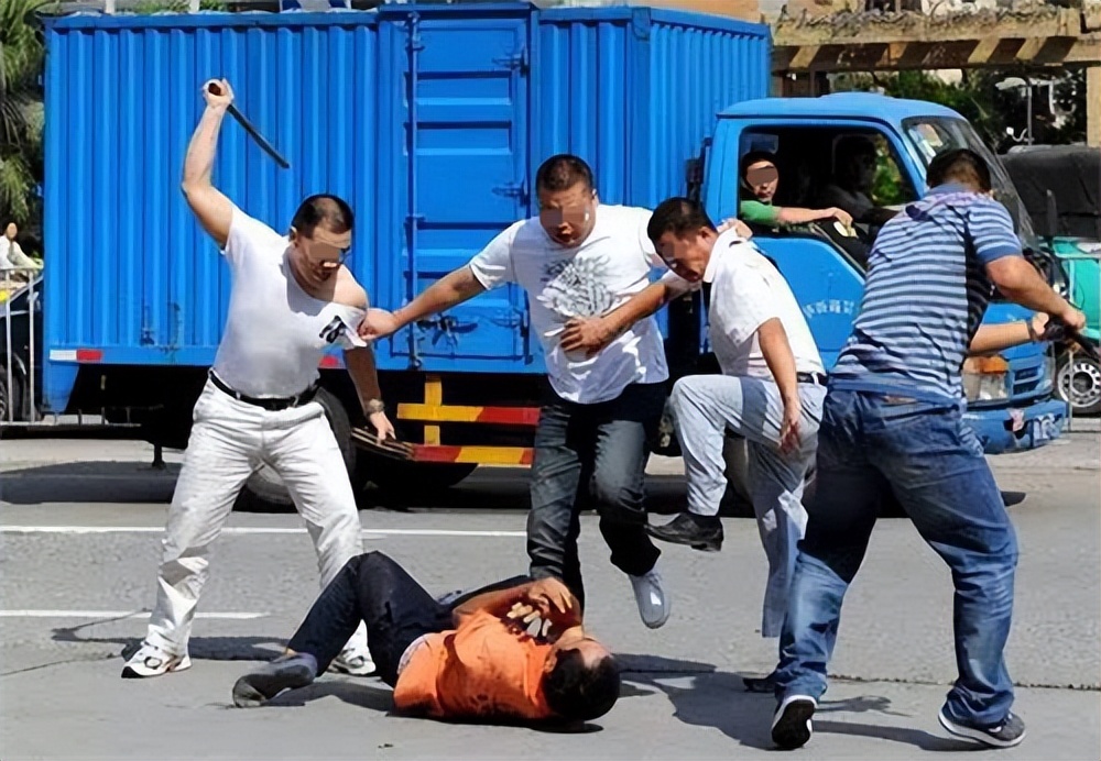 别人来我家闹事让我打了我犯法吗,别人来我家打我要判几年