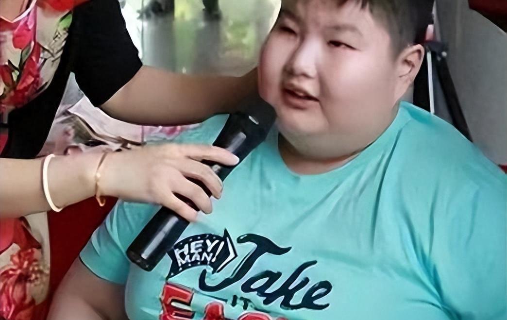 14岁男孩体重300斤一晚上吃泡面,14岁男孩体重300斤一顿吃18包泡面