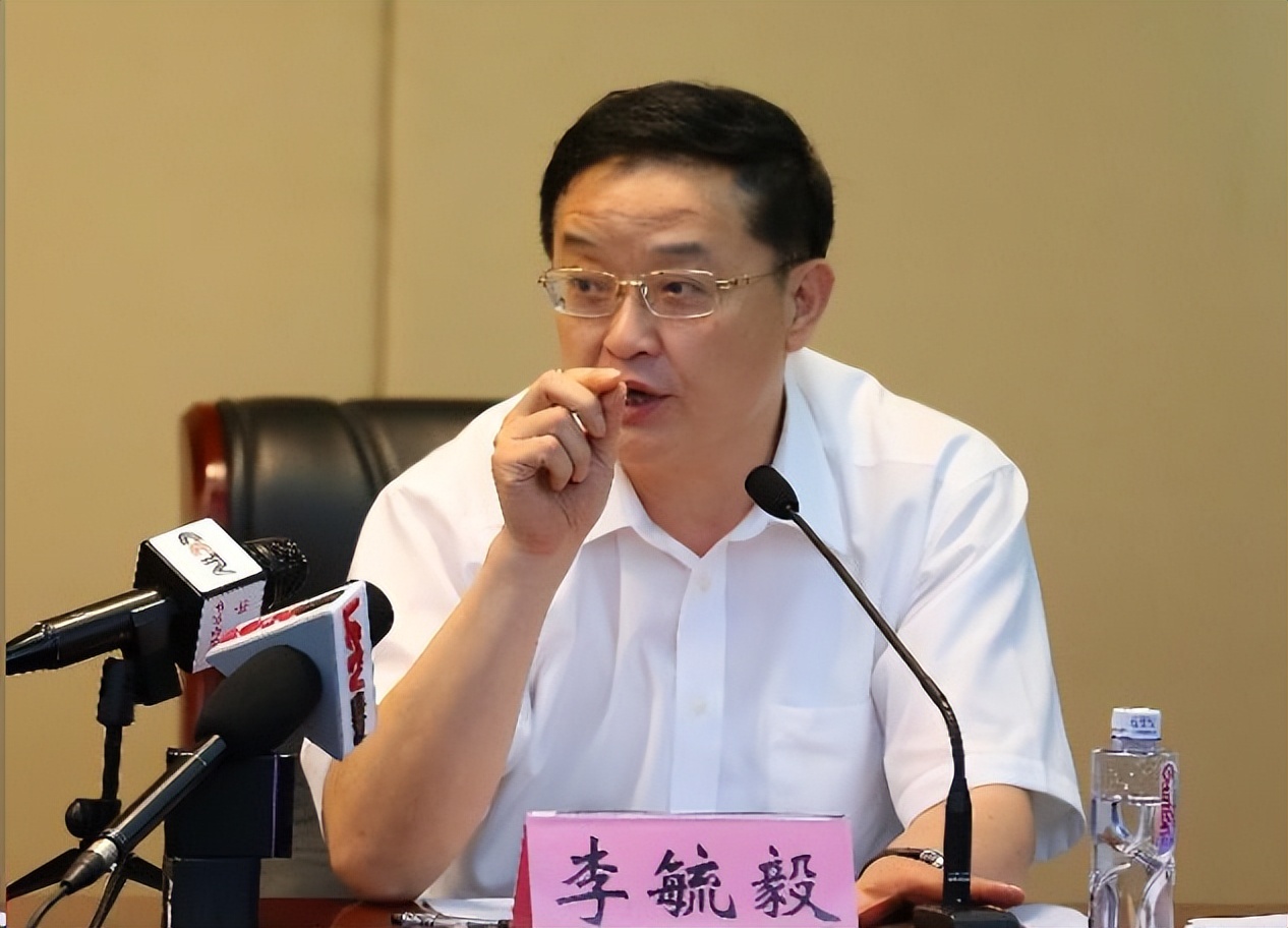 李铁案终极“大鱼”曝光,蔡振华昔日接班人叛逃出境,涉案超30亿