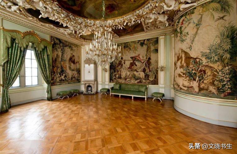 在哥达王朝时期的建筑中,哪些特征体现了该时期独特的空间构成