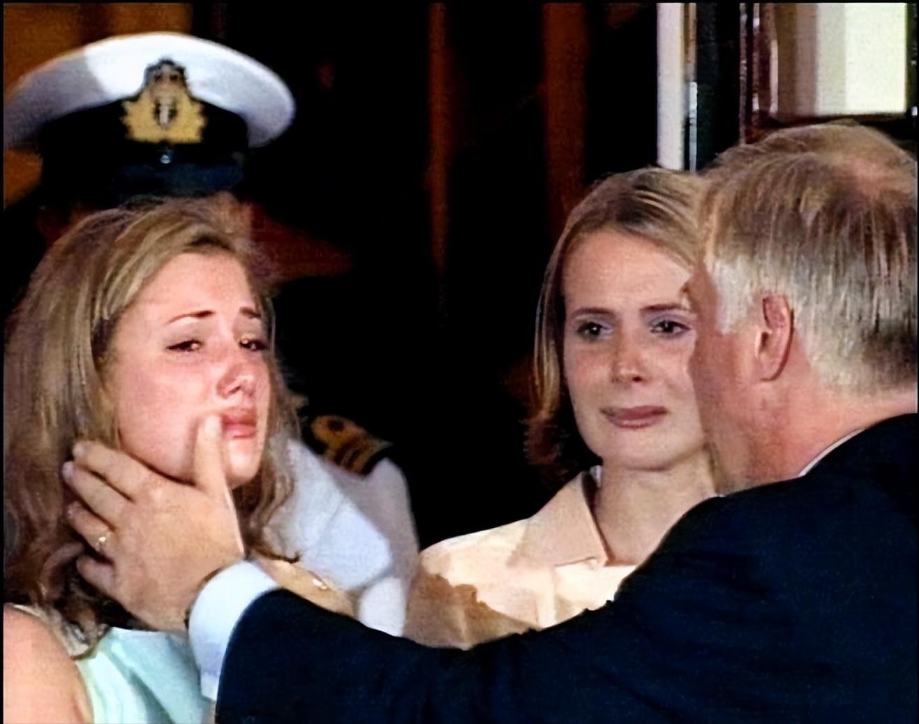 1997年香港回归场景如何，彭定康无法言喻，港督女儿哭到难以自已