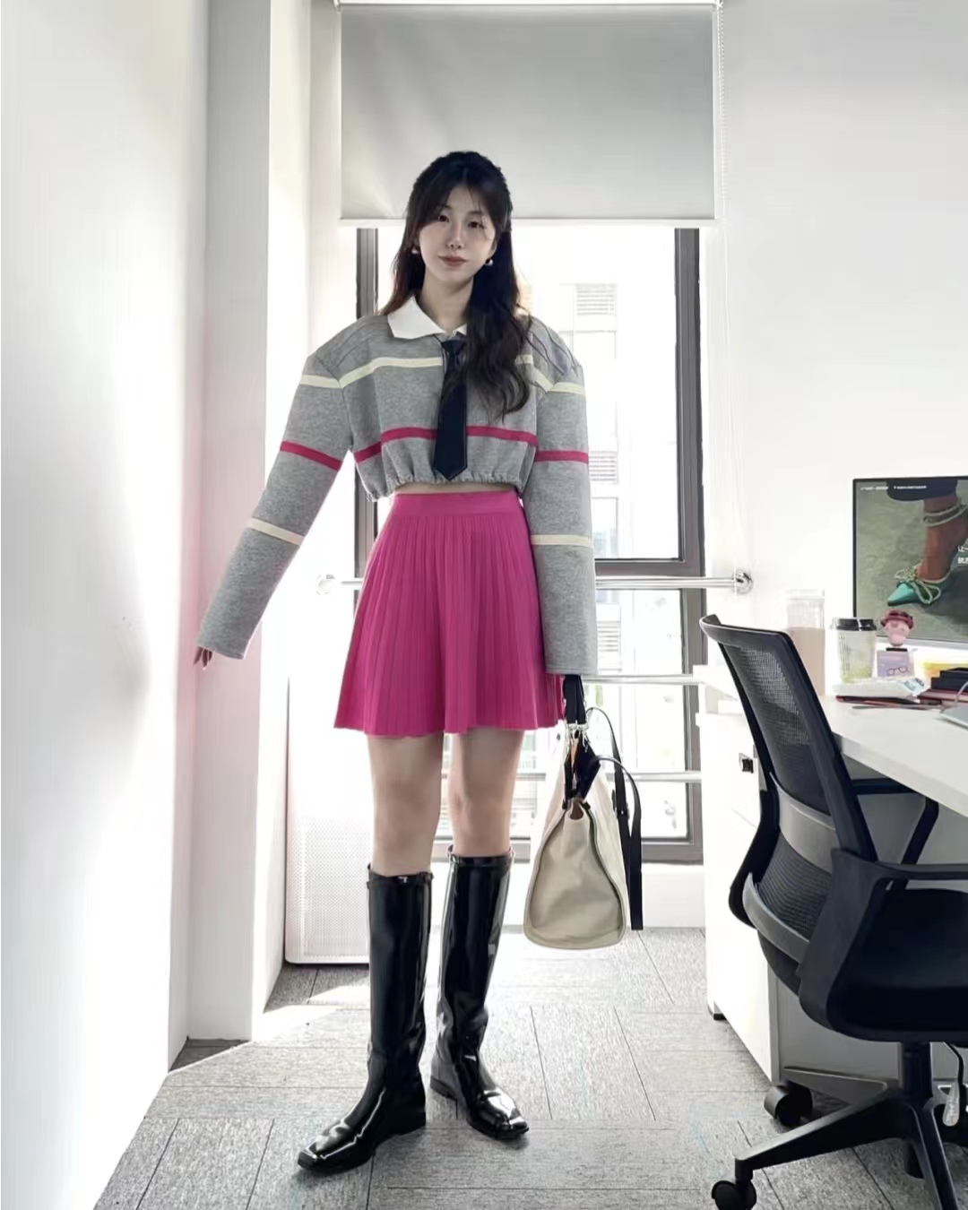 卫衣搭配什么裤子穿起来比较好,卫衣怎么同外套搭配才好看