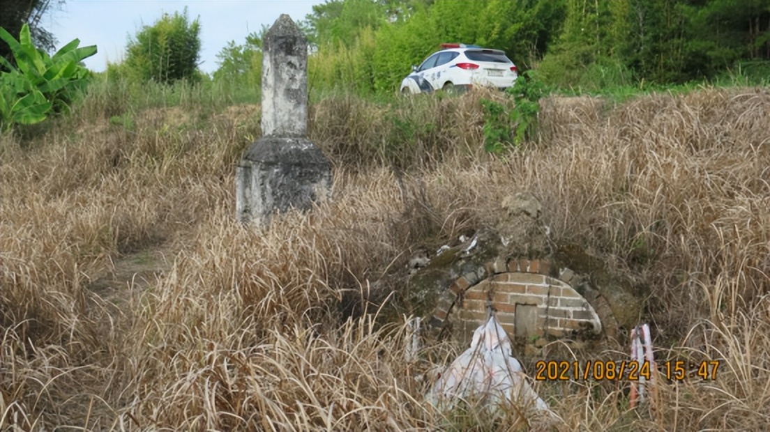 群众送鲜花缅怀英烈,鲜花祭英烈植树寄哀思