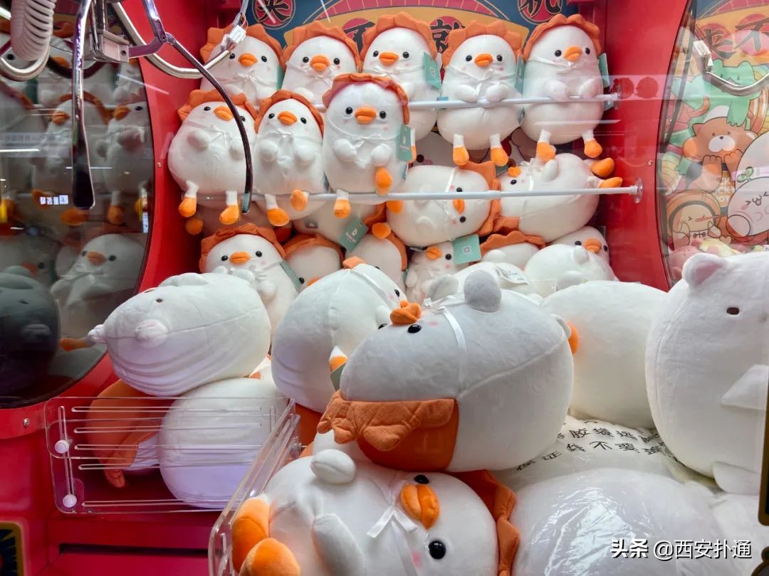 最近很火的夹娃娃机,夹娃娃机超大手办