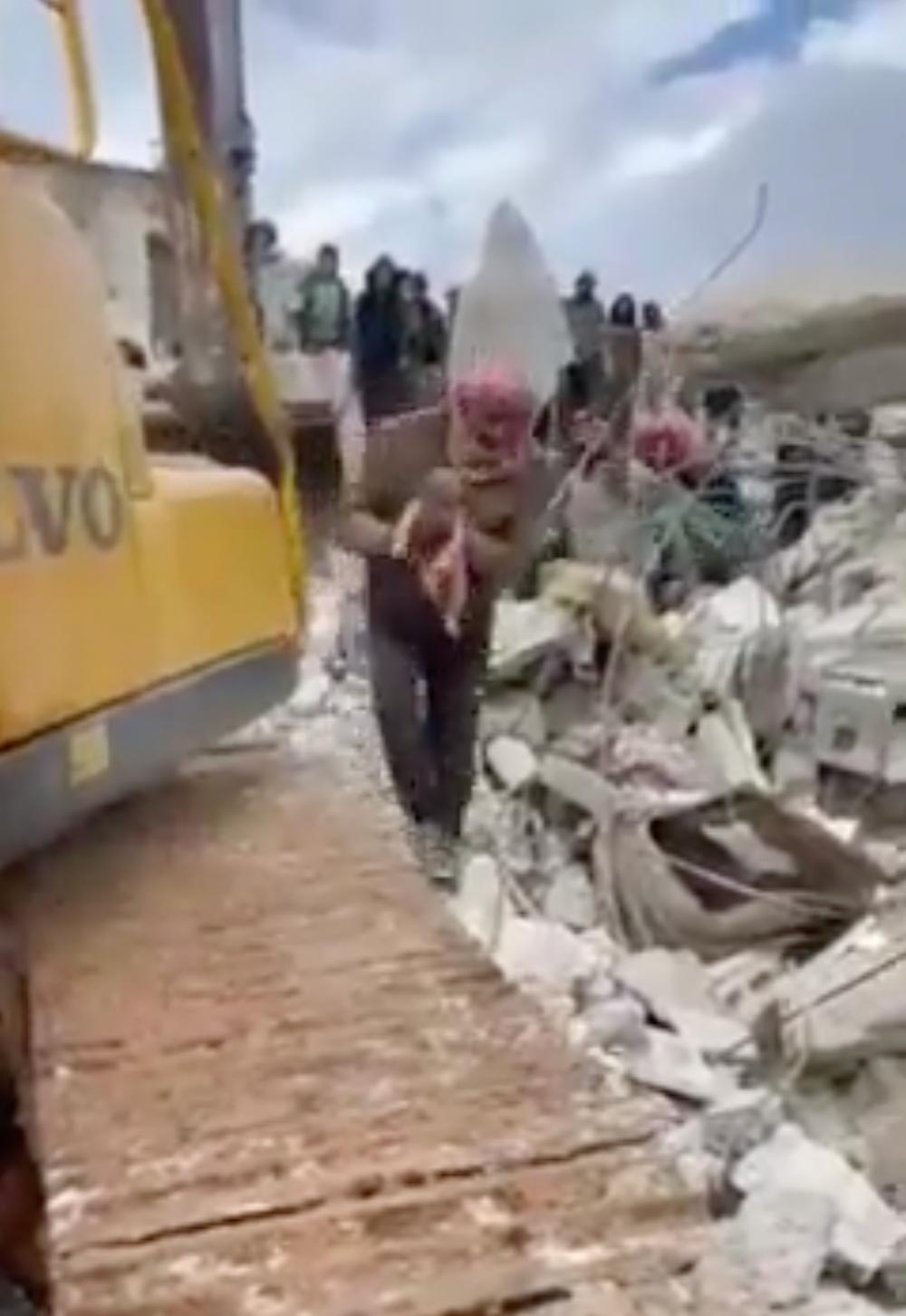 土耳其地震灾后死掉的儿童,土耳其地震中9岁小女孩保护弟弟