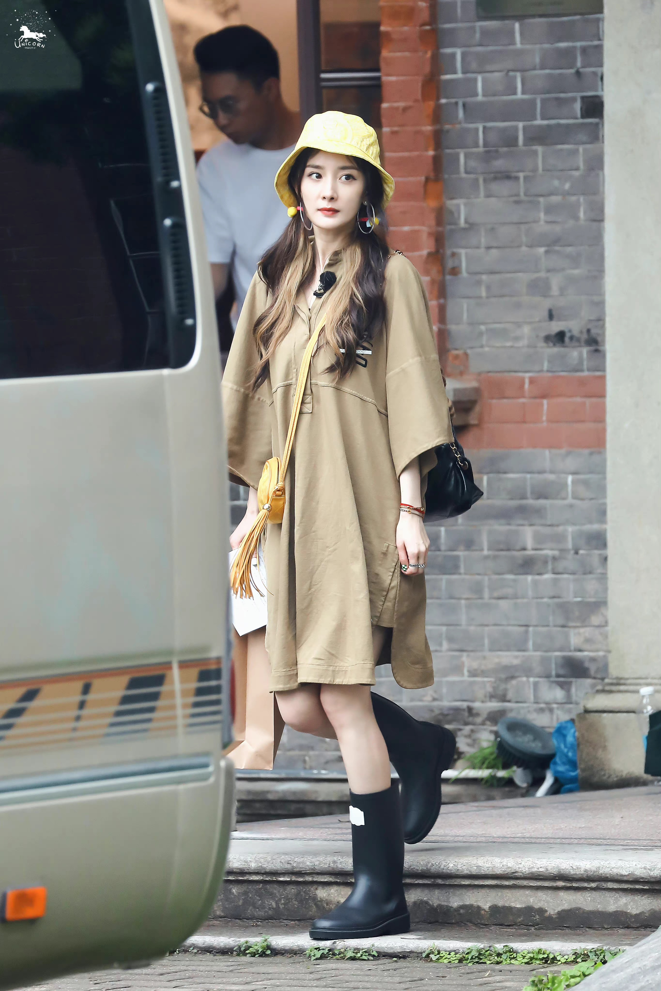 杨幂和娜扎的平底鞋也太美了吧,明星私服杨幂多少钱