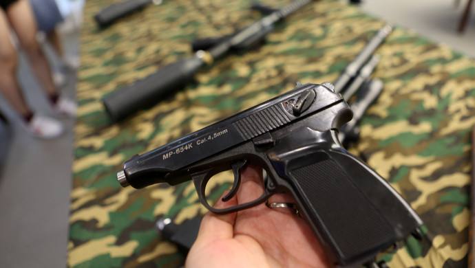 18岁男孩买玩具枪被判无期合理吗,四川18岁小伙买玩具枪判无期徒刑