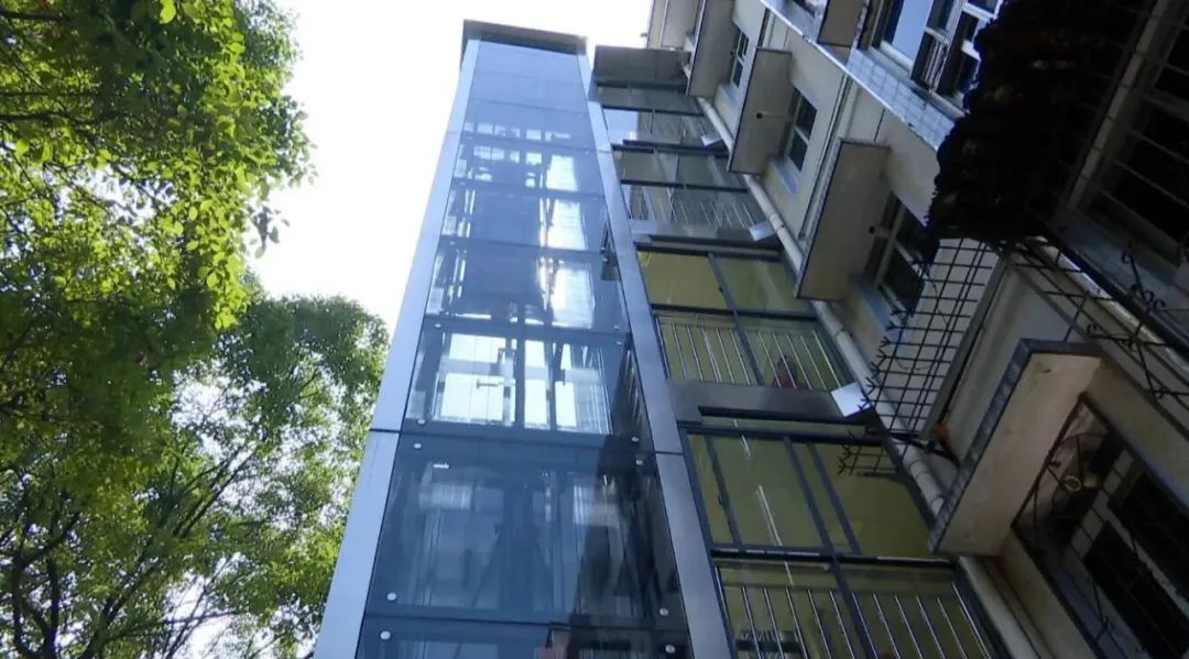 老房子装完电梯，6楼反而后悔了：花了几万块，“麻烦”却更多了