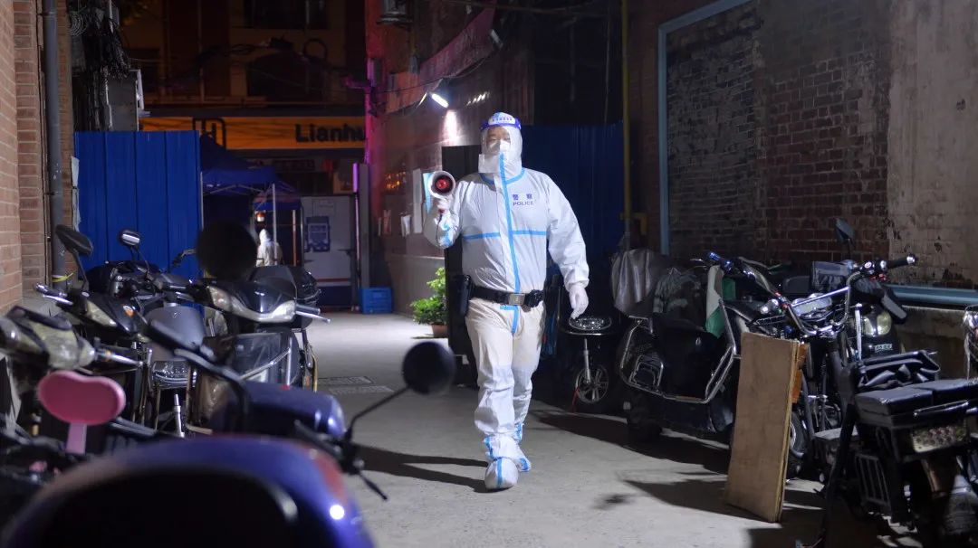 【抗疫一线】上海虹口：从“临时上任”到“居民公认”90后民警如何做好疫情下的小巷总理