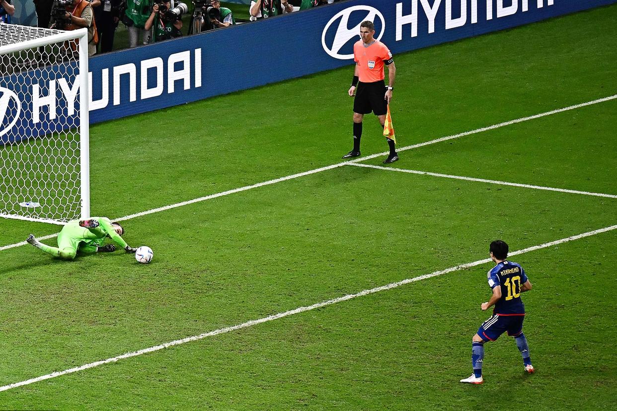 日本投降平民跪地痛哭,日本被淘汰球员痛哭