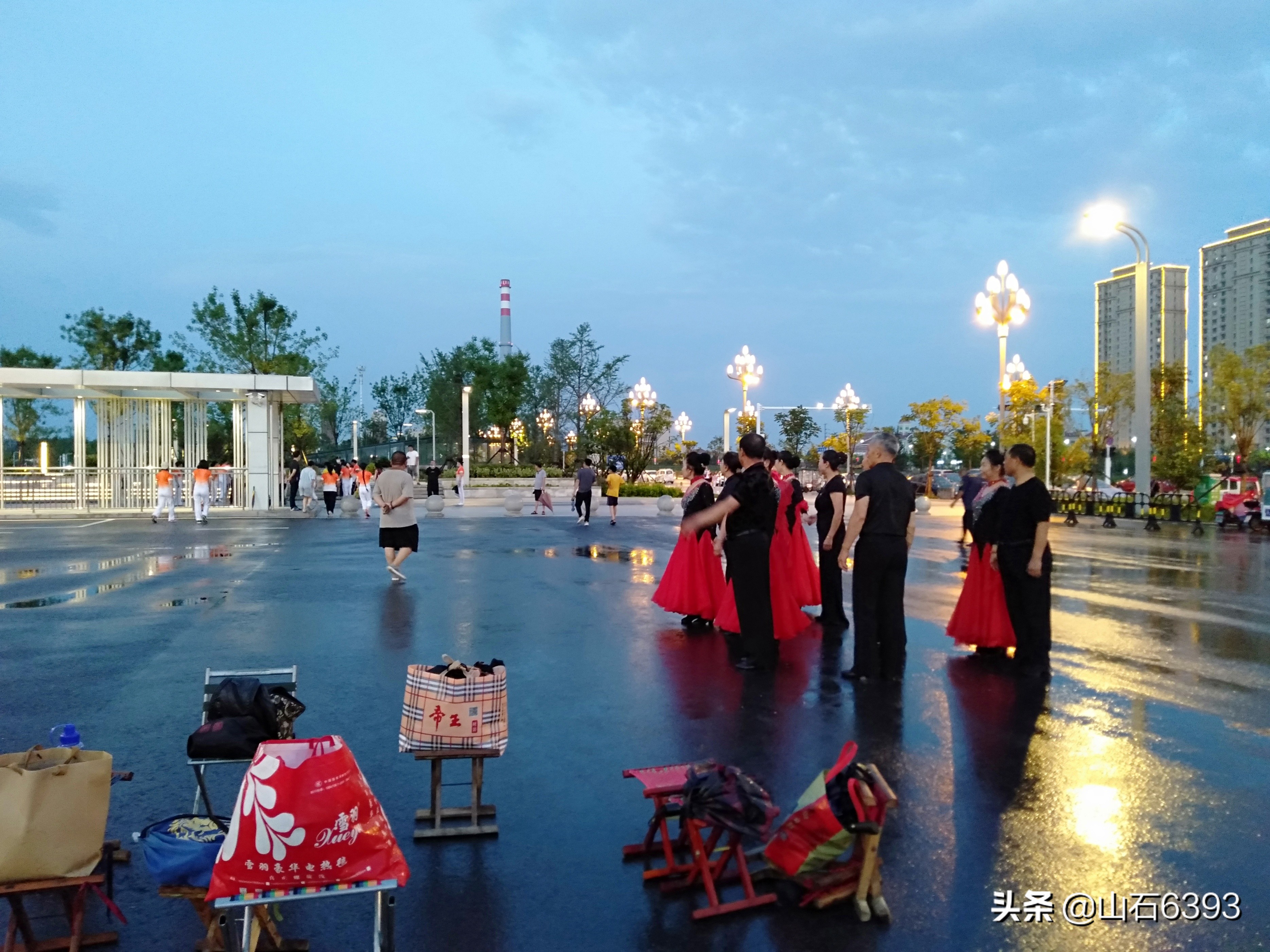 张梅：平度高铁站广场上的庆七一文艺汇演“花絮”～“雨前”幕后