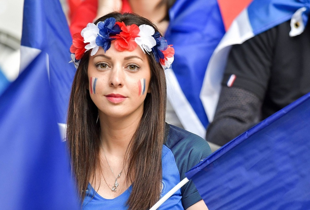 国际足联尴尬！孔德戴金项链踢了42分钟，姆巴佩丝毫不给面子