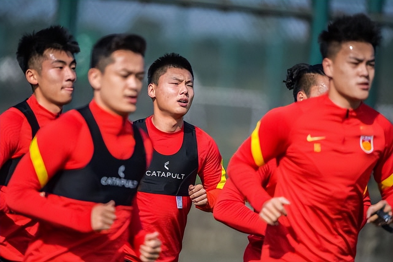 几个菜喝成这样？U23国足洋帅接受央视采访放话，杭州亚运誓夺冠