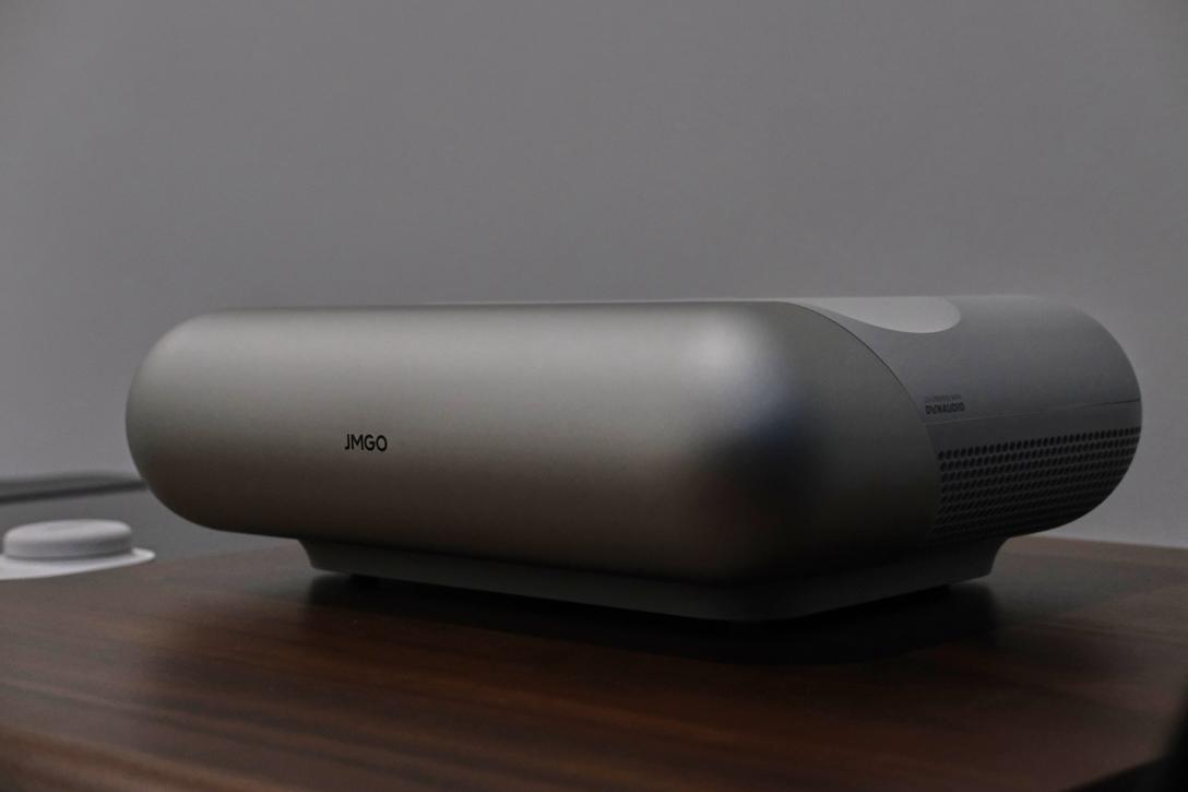 家里没空间怎么放投影仪,坚果智慧墙o1pro超短焦投影仪家用