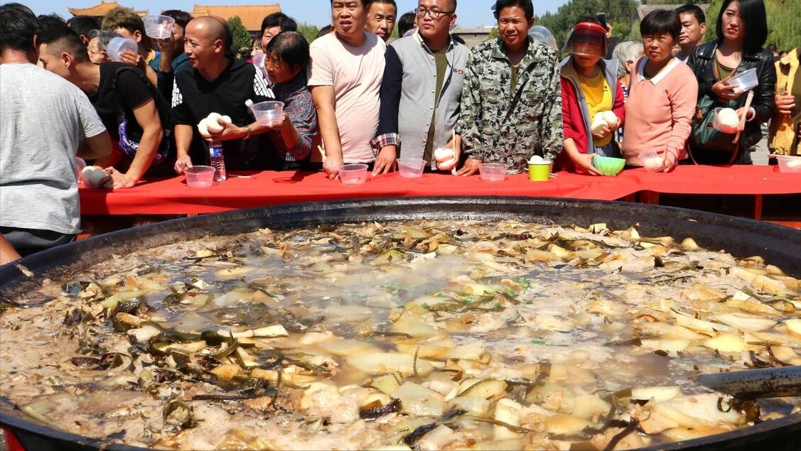 河南大姐大锅菜10块钱一份随便吃,卖便宜大锅菜