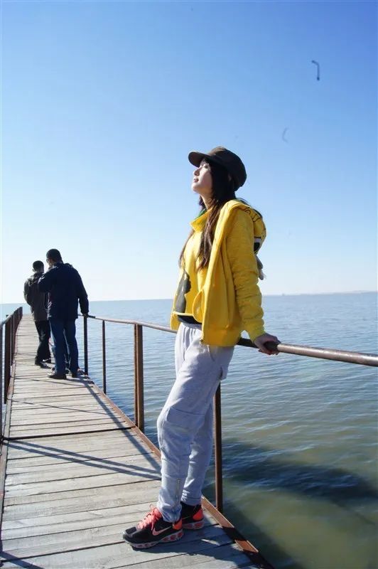 罕见病女孩独自坚持走400米回家,独自走路400米