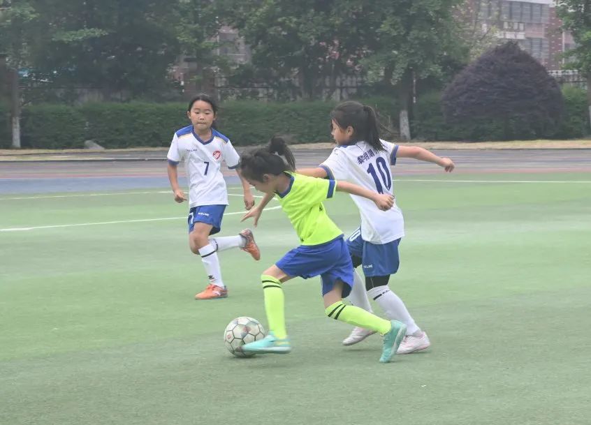 足够精彩校园足球联赛火热进行中,驰骋绿茵足球