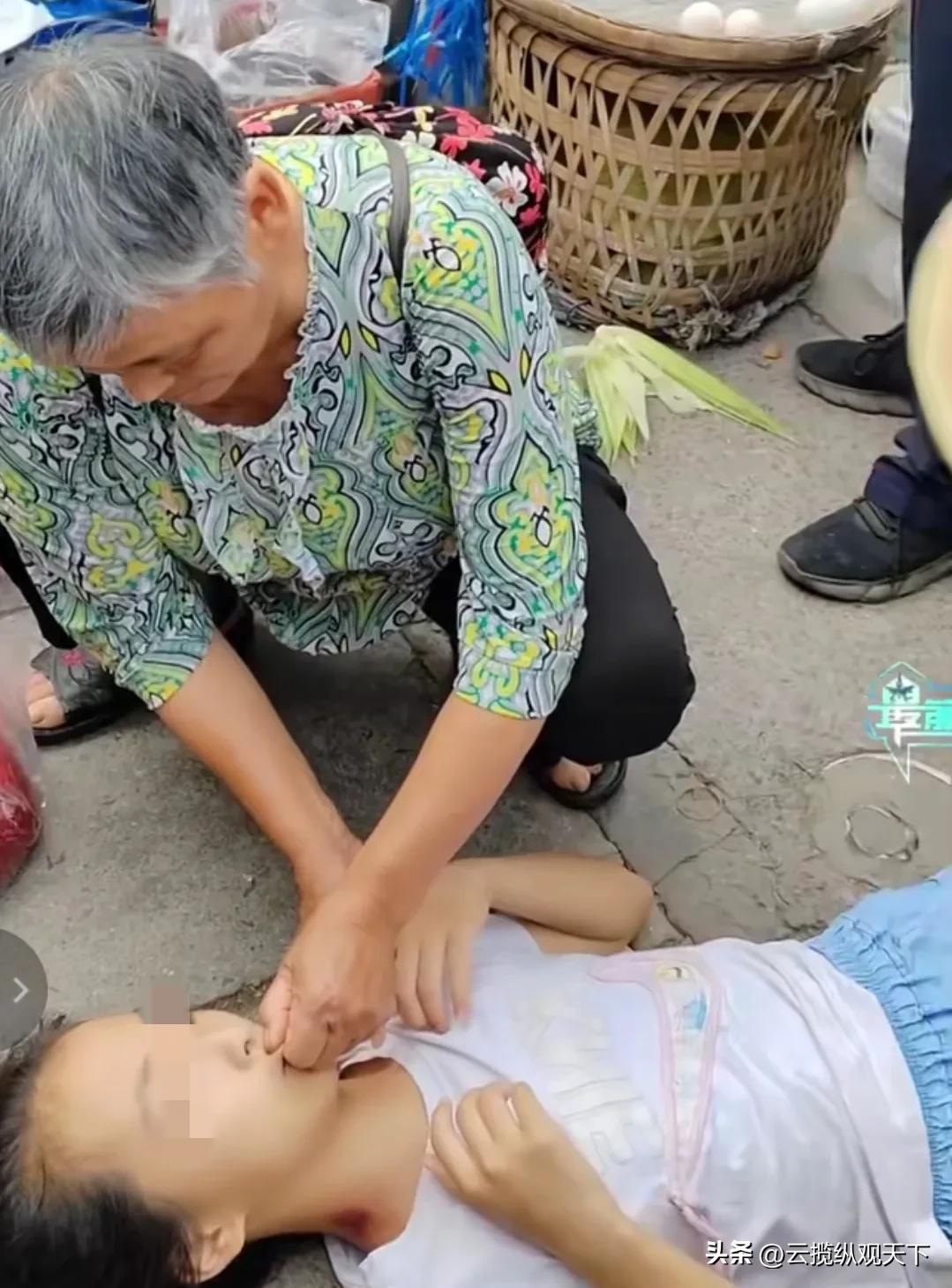 中暑了该怎么救助儿童,小女孩中暑晕倒