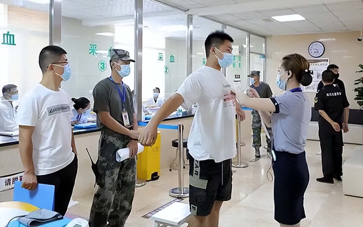 那年我当兵体检，总检女医生说：“准备去翻二郎山吧。”