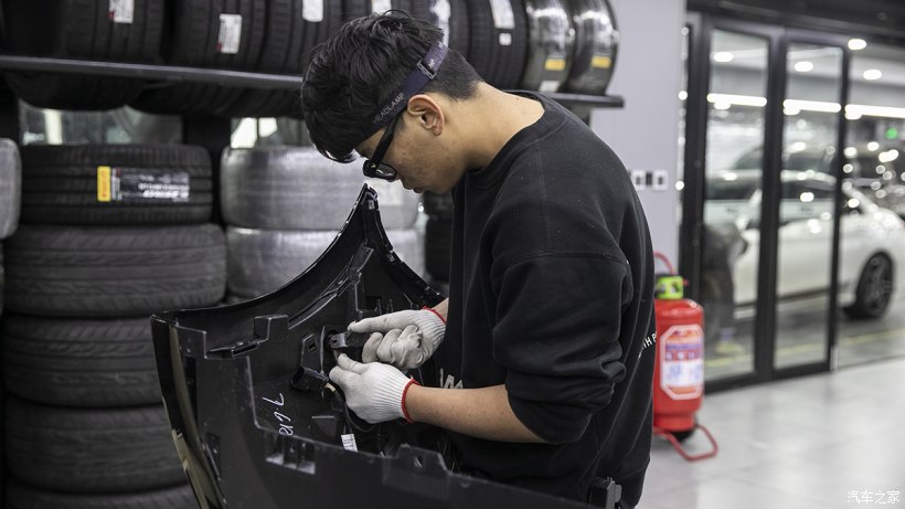 银色奔驰威霆改迈巴赫双拼色,威霆国六内饰改成迈巴赫款式