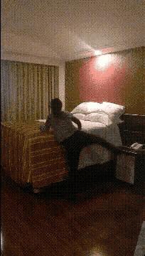 姑娘这么可爱竟然当保安，大叔都忍不住多看两眼，太屈才了: