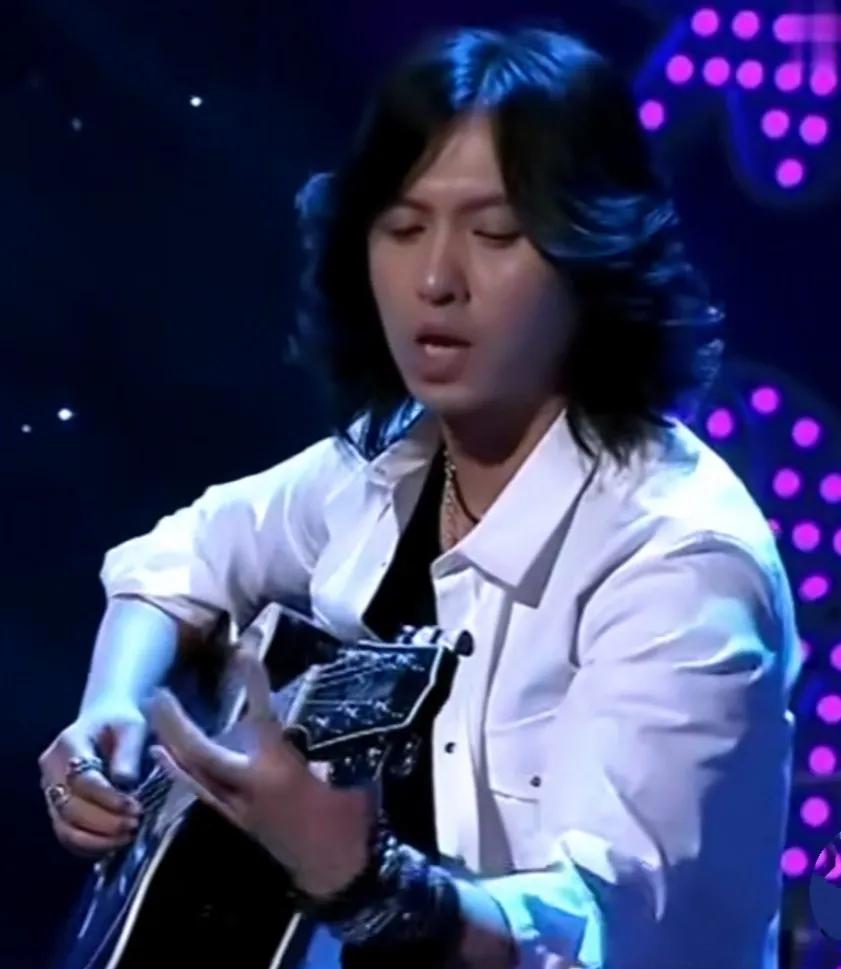 弹吉他的男人,弹吉他的男人唱什么歌好听