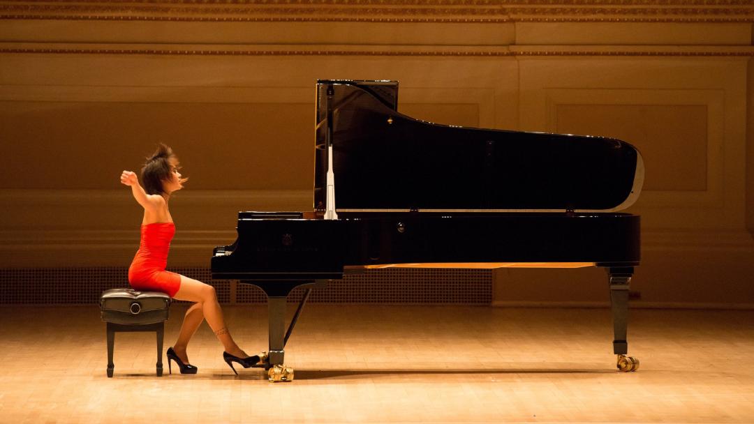 中国钢琴女魔王穿短裙演奏被嘲不雅？！霸气回怼：我只是在做自己