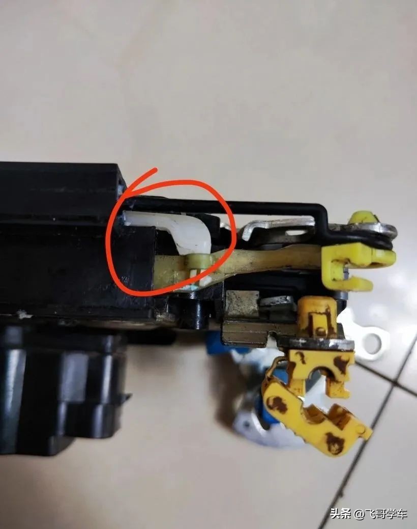 别克凯越车门锁异响和跳动,凯越锁车或者开锁反复跳动