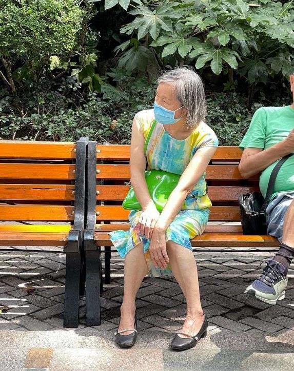 40岁穿什么运动鞋大气好看,女人过50岁穿什么鞋合适