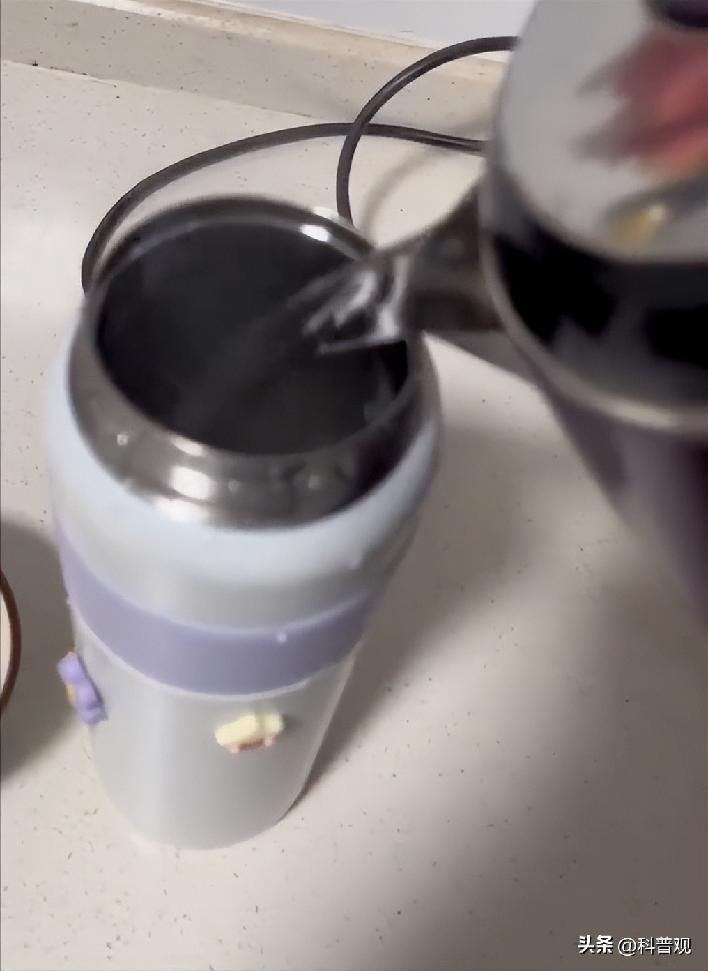 倒进热水变绿水，“夺命保温杯”屡次遭央视曝光，大家应警惕对待