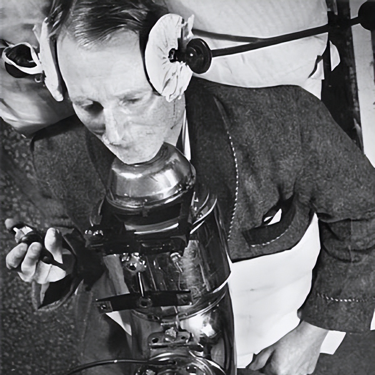 男子喝了1400瓶辐射水,男子喝核辐射水死后尸体发热