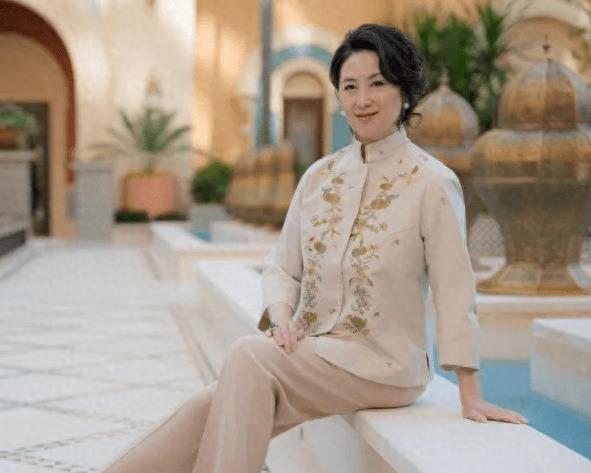 山中老女子勒出副乳，与亲戚男友再续初恋，怎搞的