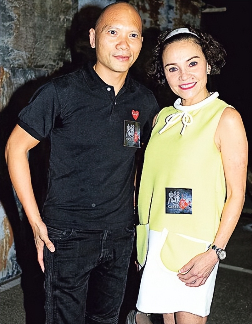 55岁出演全裸*片禁**！张柏芝哭劝亲妈从良，谢霆锋一家有苦说不出