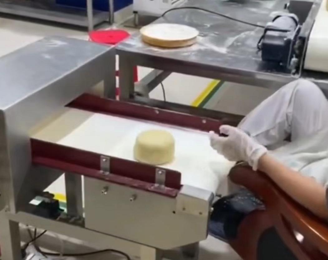 大学毕业后，不如去月饼厂混日子？一段内部视频流出引发羡慕